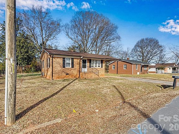 3rd image of 105 9th St SE