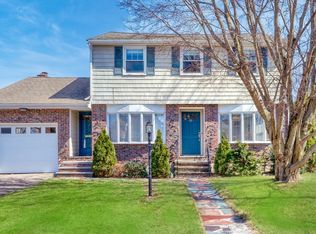 33 Old Brook Cir, Melrose, MA 02176