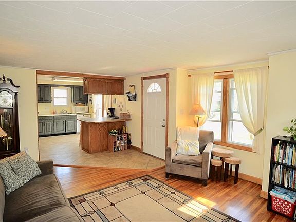 3rd image of 136 Fairvale Dr