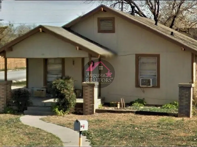 501 & 1/2 S Ash St — Photo 1