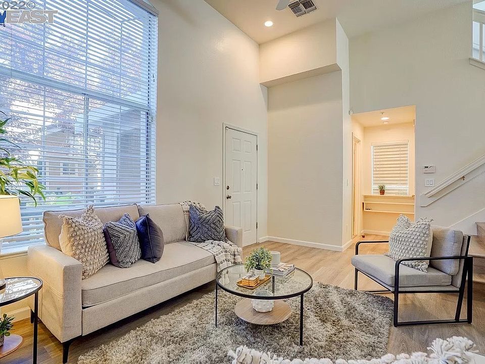 1st image of 203 Swan Ct #203