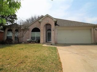 240 E Lynn Creek Dr, Arlington, TX 76002
