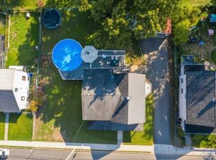 8 Reeve Ave, Bloomingdale, NJ 07403