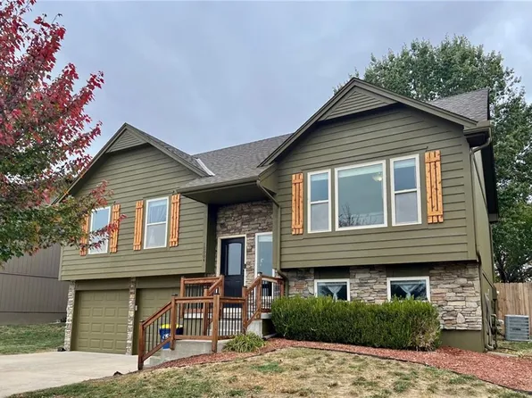 10004 Kelly Dr, Peculiar, MO 64078