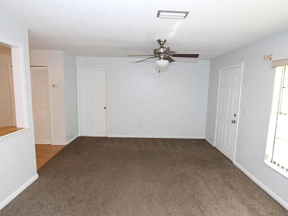 3rd image of 10 E Towne Pl