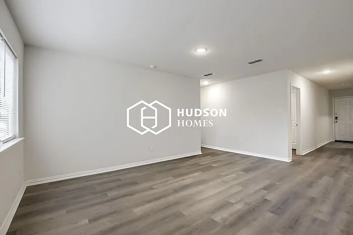 127 Holiday Dr — Photo 3