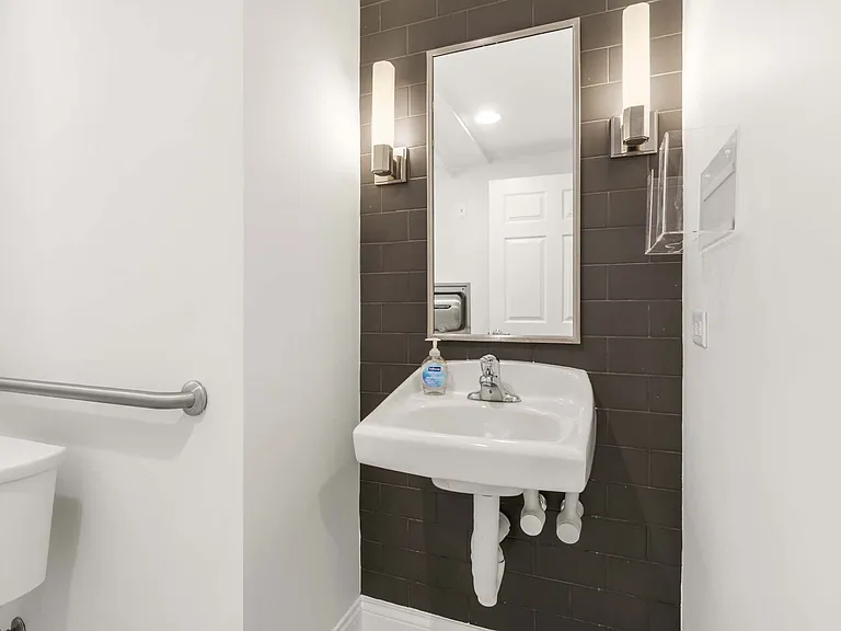 532 W Fullerton Pkwy — Photo 14