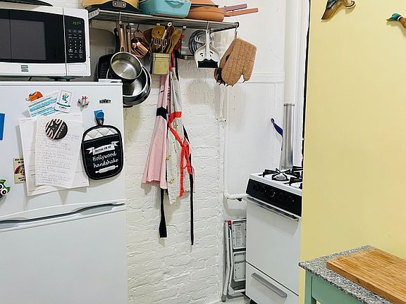 4th image of 512 E 12th St APT 6