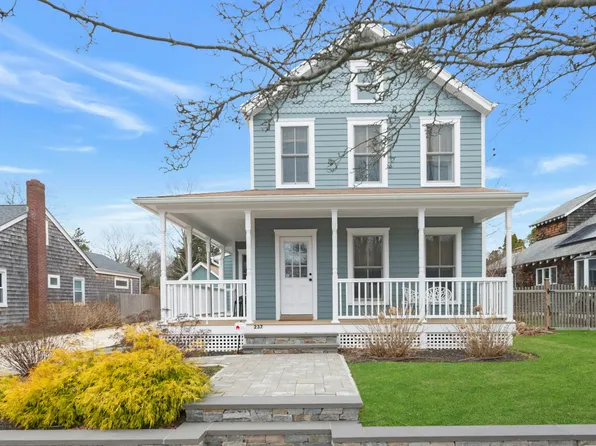 237 6th St, Greenport, NY 11944