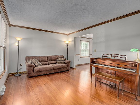 4th image of 325 Creekwood Dr