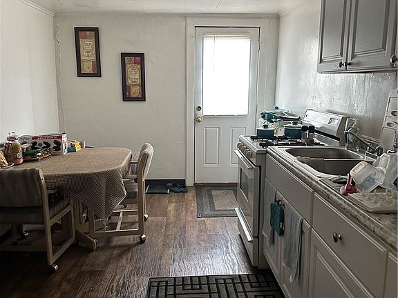 5th image of 924 Island Ave