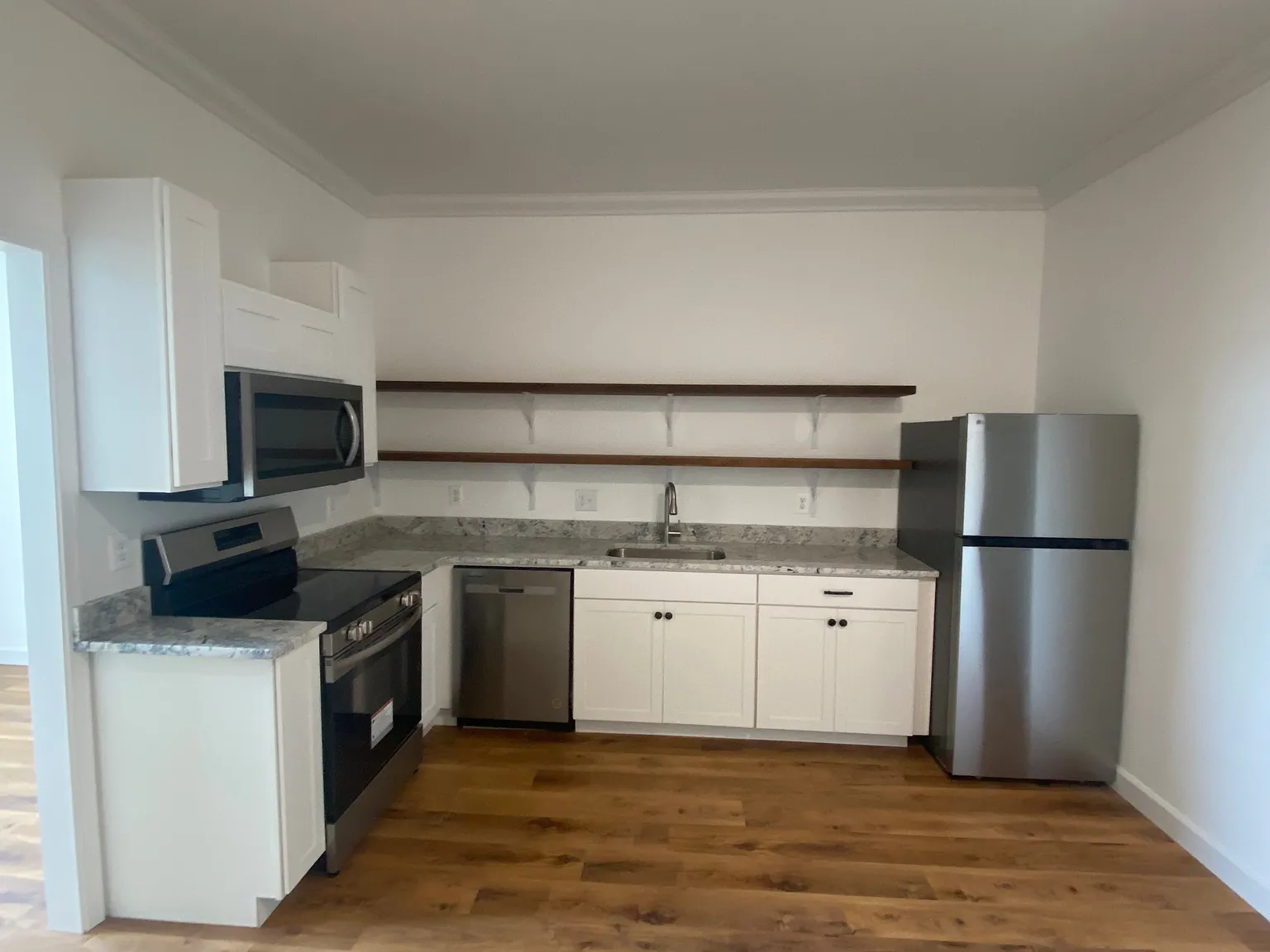 2 bed, 1.5 bath, 800 sqft, $2,052 — Photo 1
