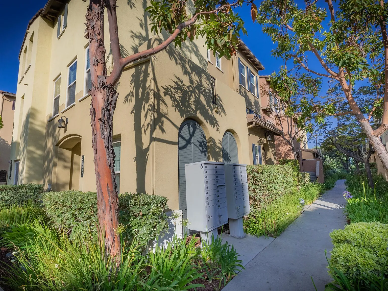 2 bed, 2.5 bath, 1453 sqft, $3,900 — Photo 2