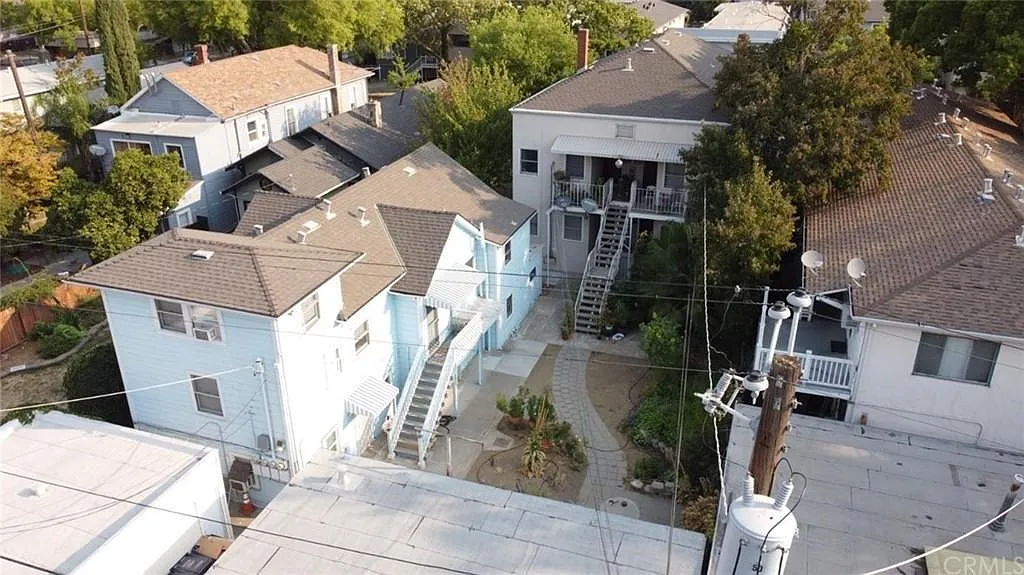 1 bed, 300 sqft, $1,300 — Photo 2
