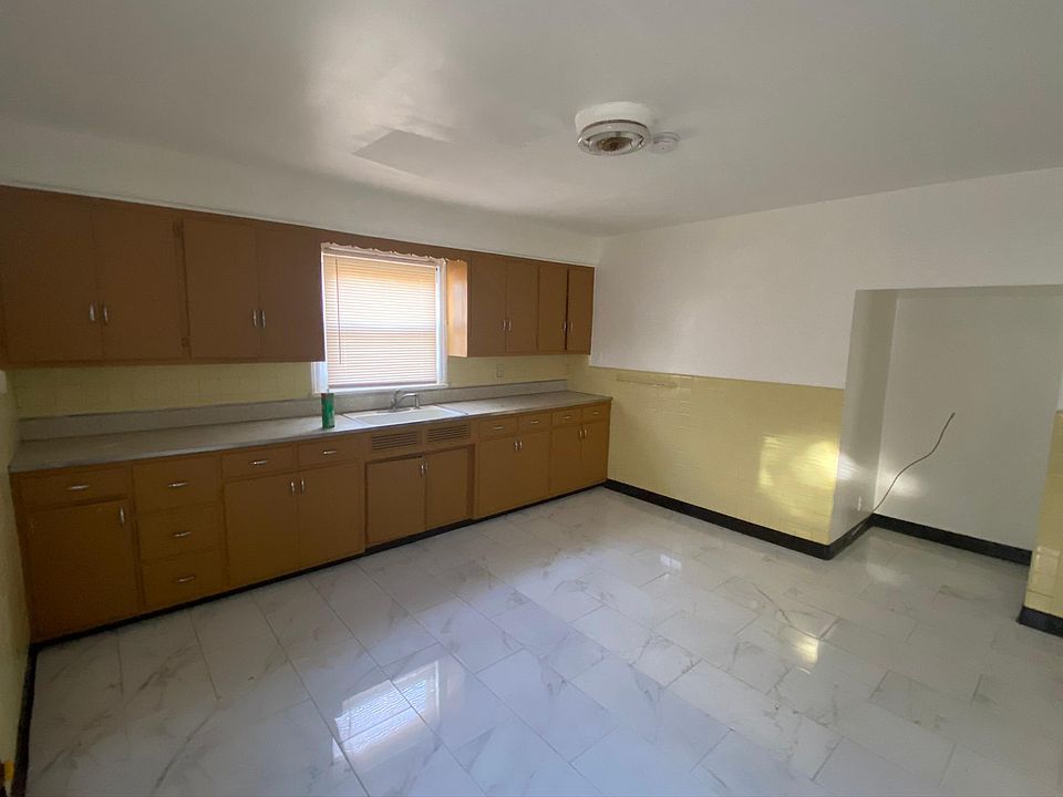 1st image of 16 Brookwood Dr #1