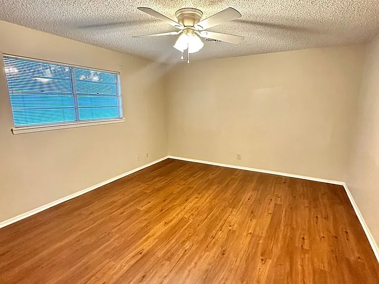 2913 Oak Forest Dr — Photo 12
