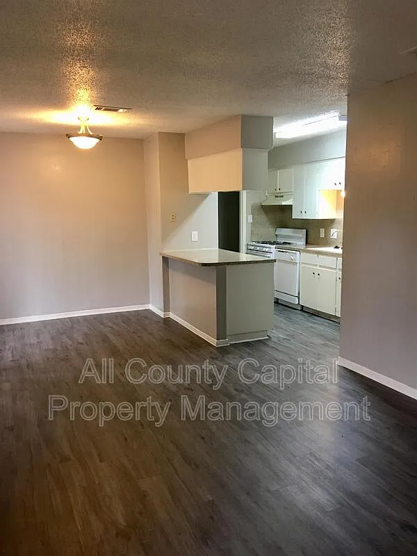 2 bed, 1.0 bath, 814 sqft, $995 — Photo 3