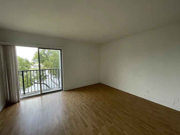 8560 N Sherman Cir #504 — Photo 3