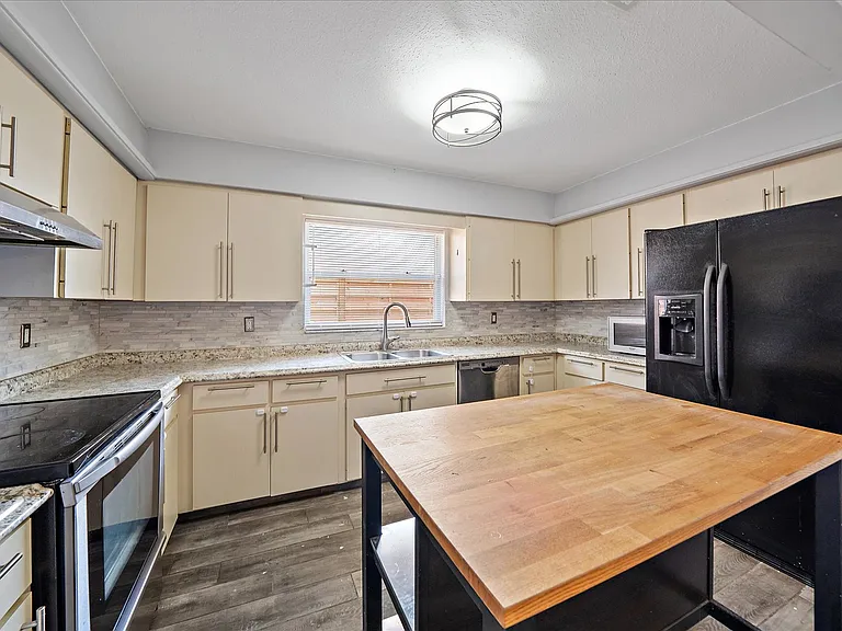 2619 Robinson Ave — Photo 2