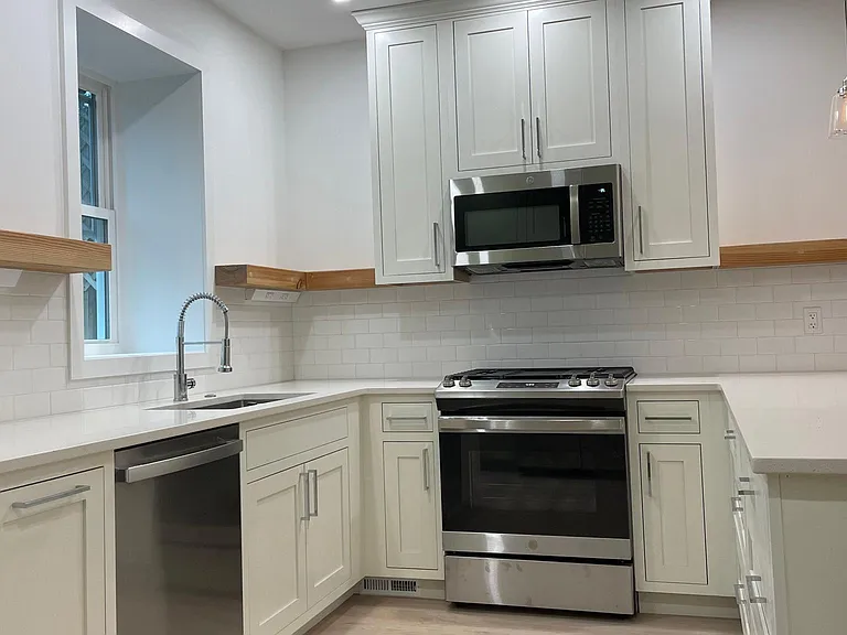 413 N Olive St — Photo 2