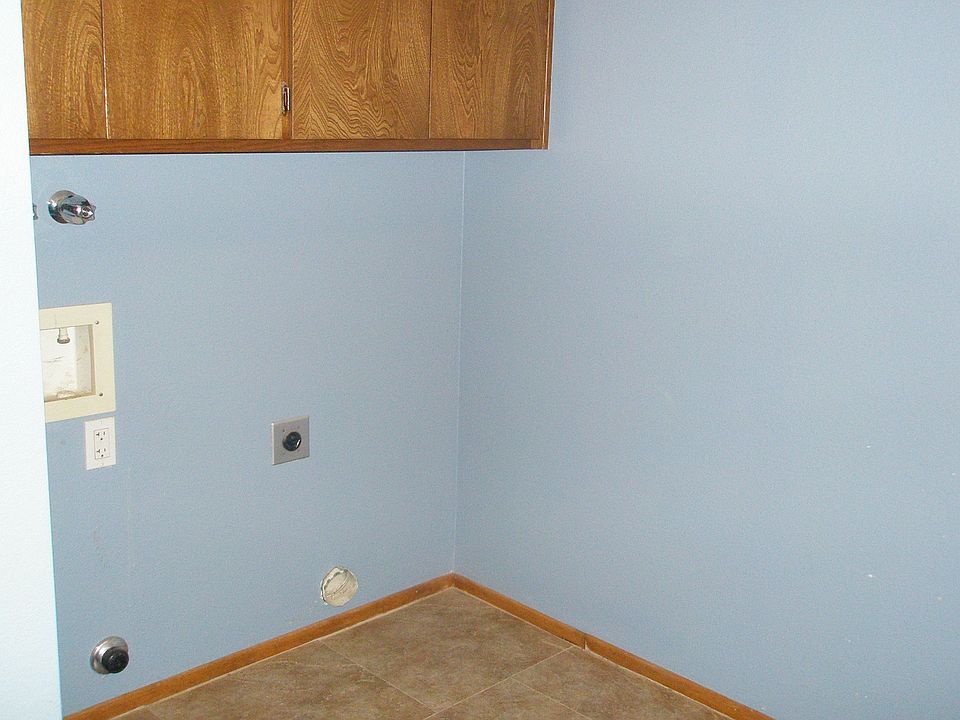 indoor laundry w/cabinet
