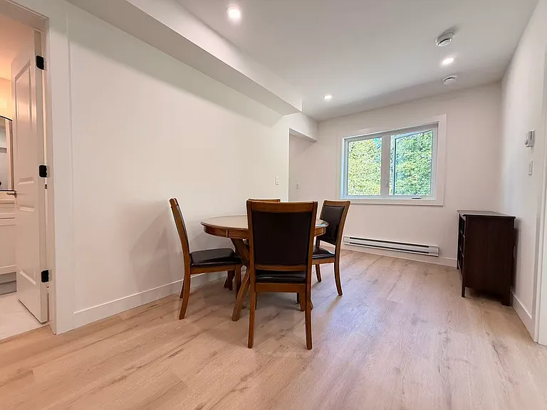 4750 Barker Cres — Photo 4