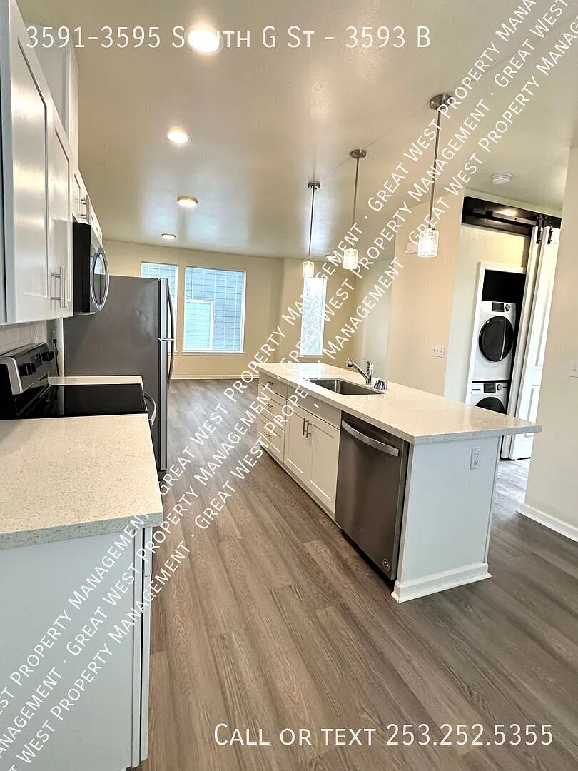 Spacious 2 Bed/ 2 Bath Townhome in a well-maintained Gated Community! — Photo 4