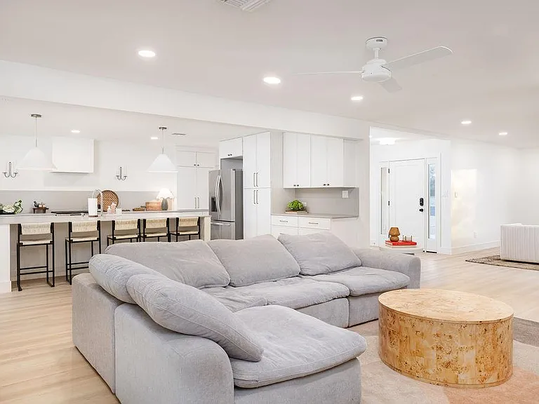 E Claire Dr — Photo 9