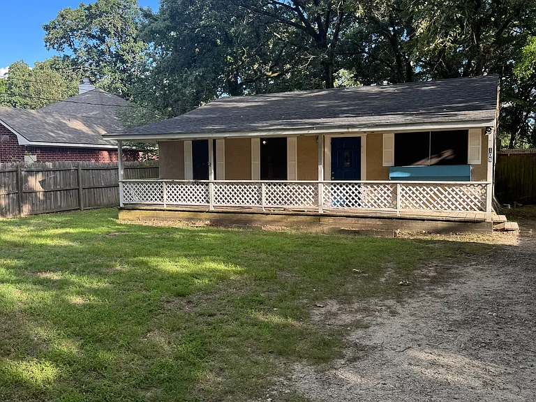 105 Memorial Dr — Photo 1