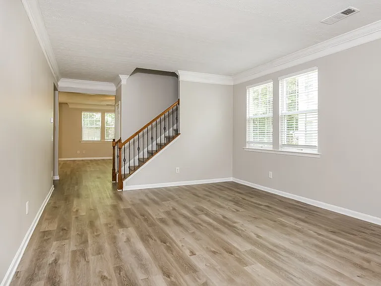 2110 Valley Creek Dr — Photo 4