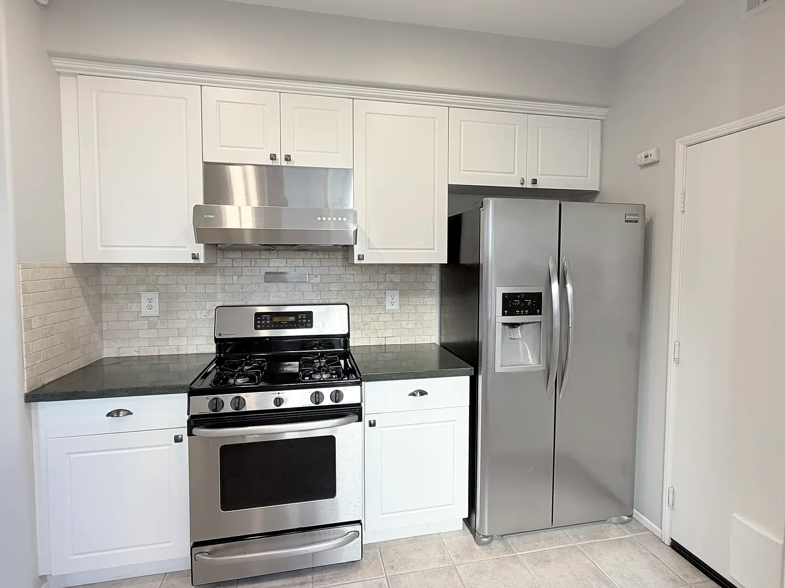 3 bed, 2.5 bath, 1400 sqft, $4,200 — Photo 3