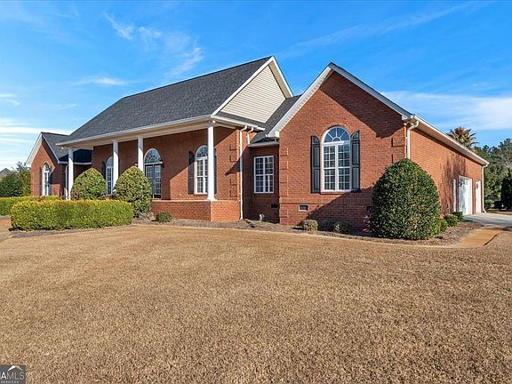 4th image of 550 Masters Cir