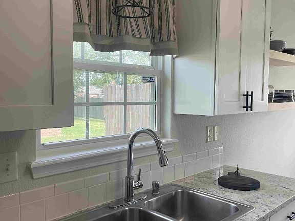5th image of 600 Maplewood Dr