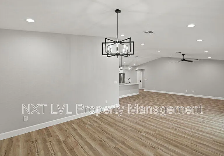 213 NW 5th St — Photo 9
