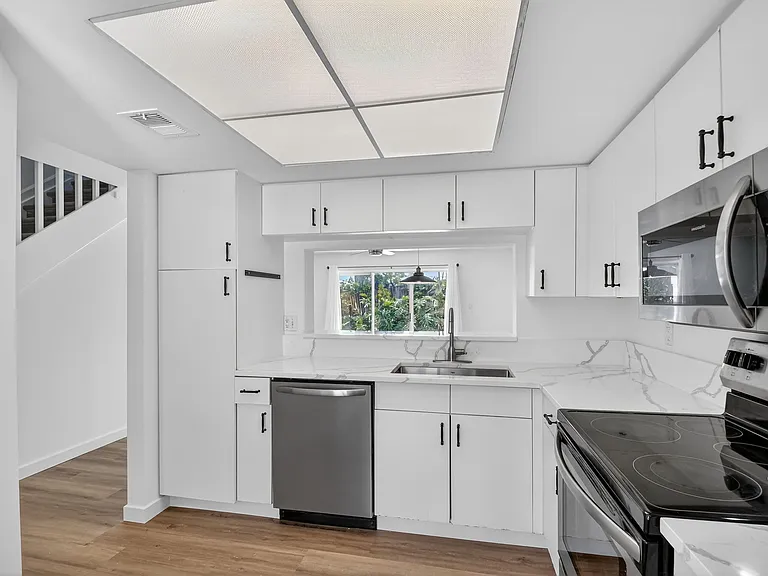 101 Half Moon Cir #B — Photo 15