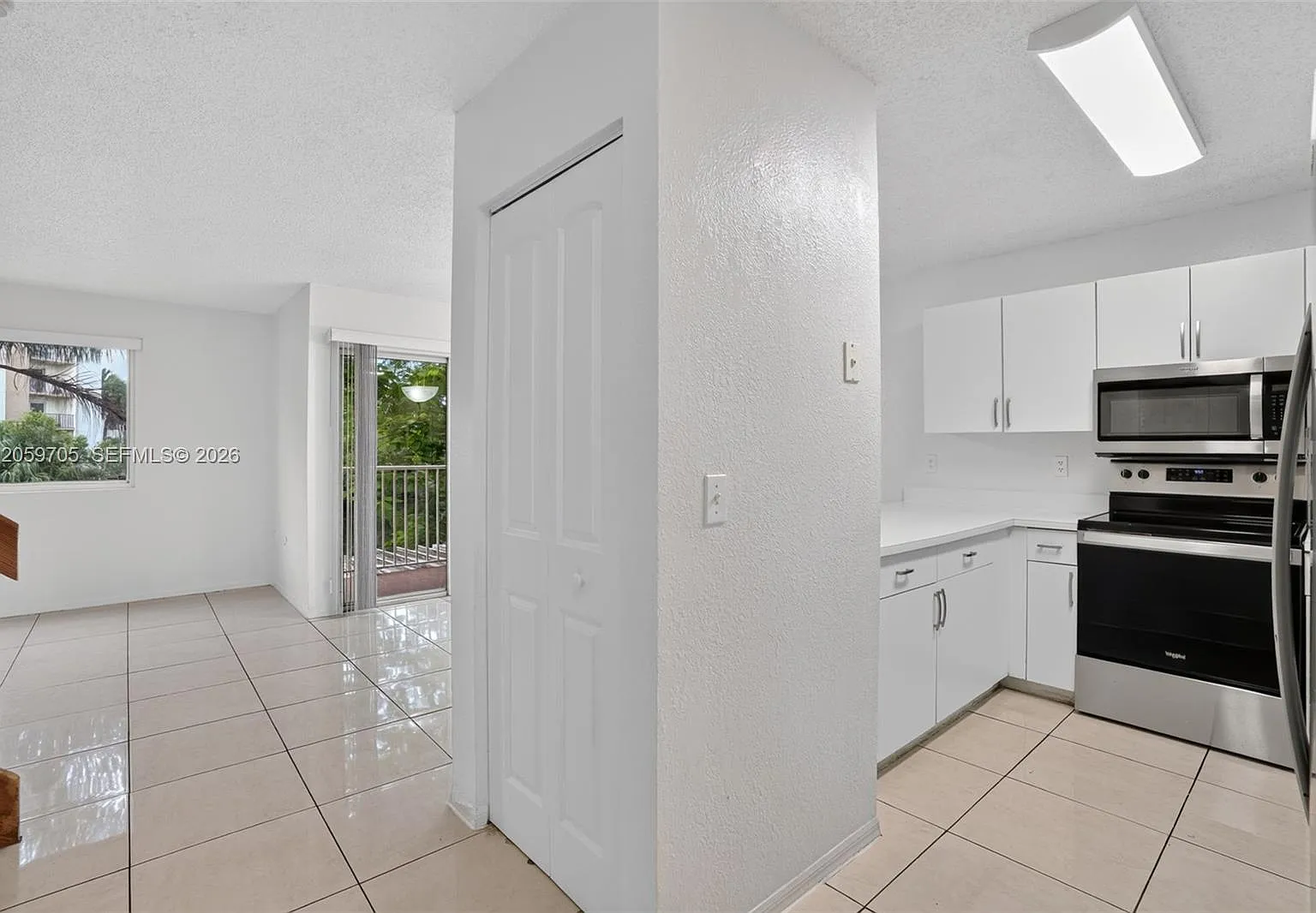 3 bed, 2.5 bath, 1220 sqft, $2,500 — Photo 3