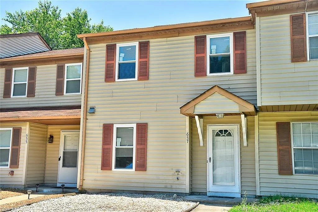 3 bed, 1.5 bath, 1266 sqft, $1,995 — Photo 2