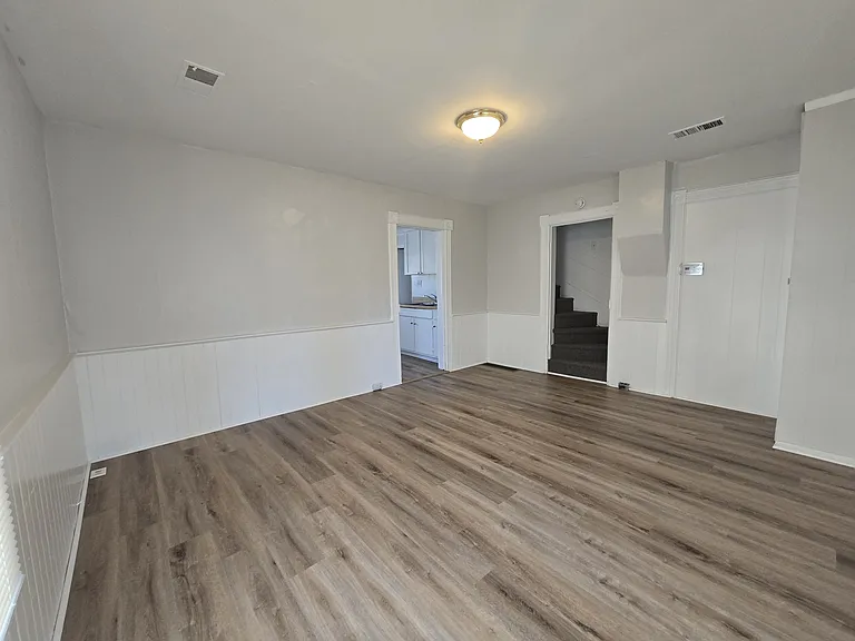 217 Crippen St #1 — Photo 4
