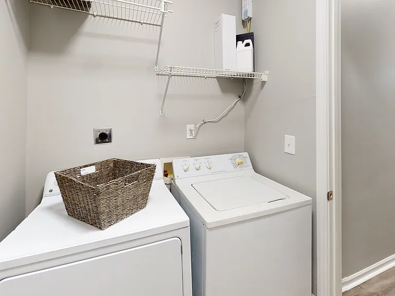 Burlington Oaks Apartments — Photo 12