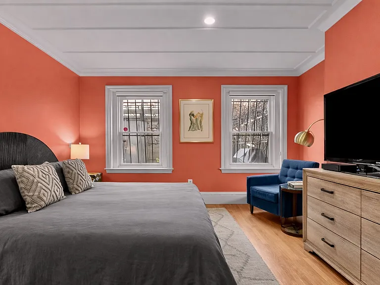Primary bedroom (king bed)