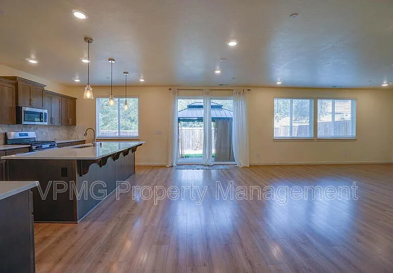 6301 N 89th Ave — Photo 12