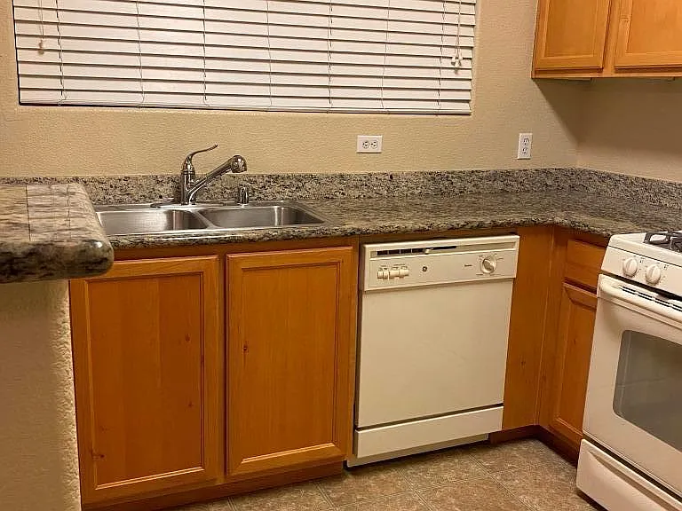 700 Moon Cir — Photo 27