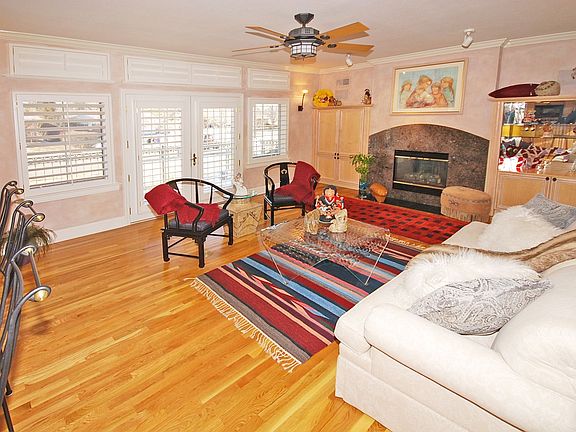 4th image of 300 N Hudson St Unit 103