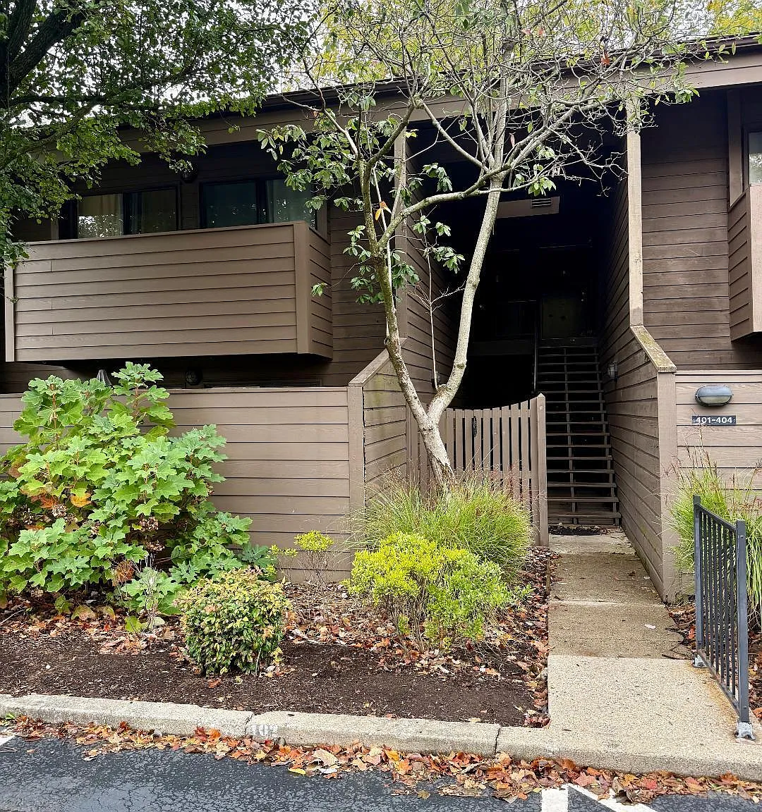 2 bed, 1.0 bath, 1039 sqft, $1,245 — Photo 1