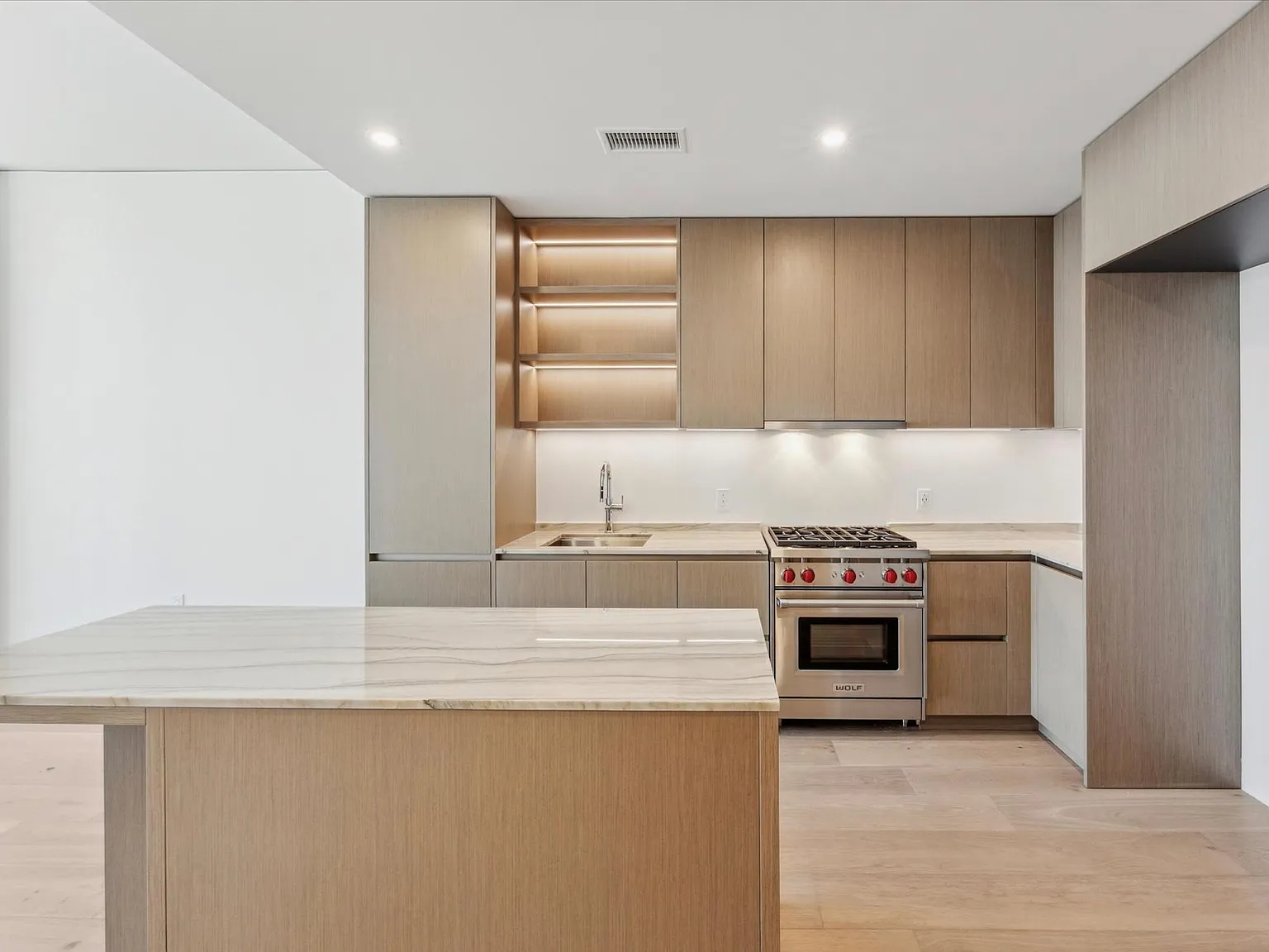 1 bed, 1.0 bath, 662 sqft, $3,600 — Photo 2