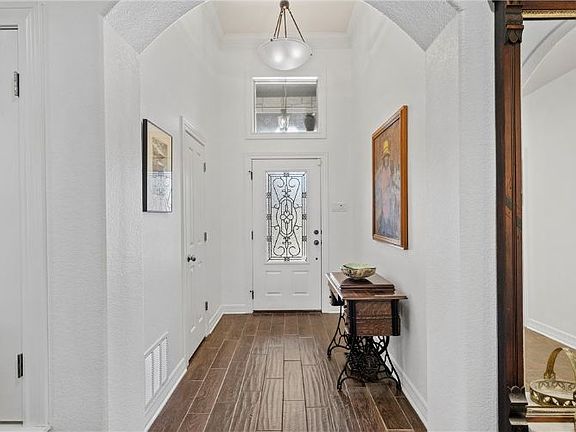 4th image of 33 N Shore Cir