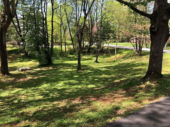 2nd image of 237 Oakridge Ln