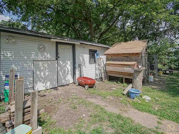 3rd image of 440 E 1st St