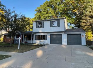 2689 Red Arrow Dr, Commerce Township, MI 48382