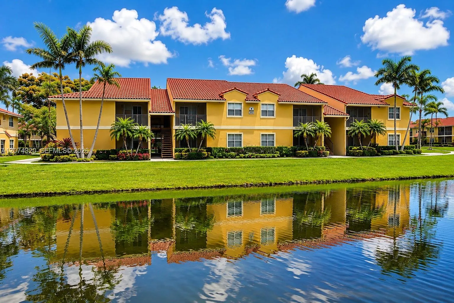 Royal Poinciana Condo — Photo 2